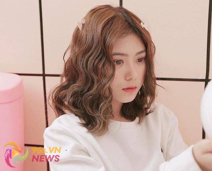 Tóc uốn gợn sóng ngang vai