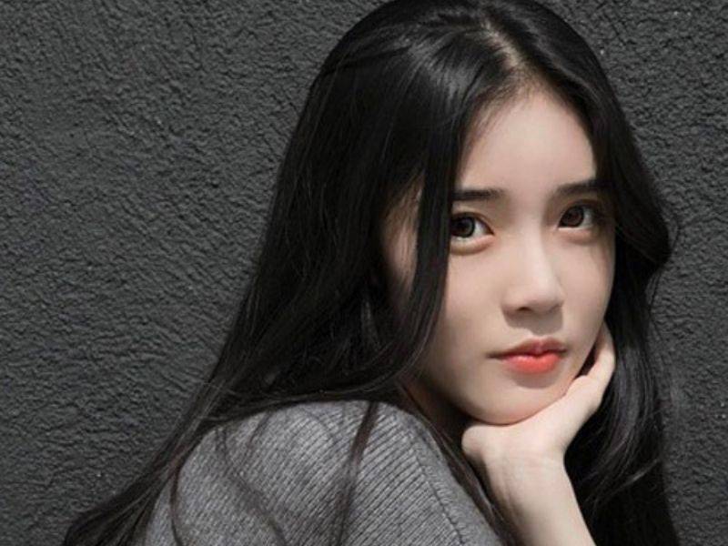 Kiểu tóc dài thẳng mái chẻ giữa