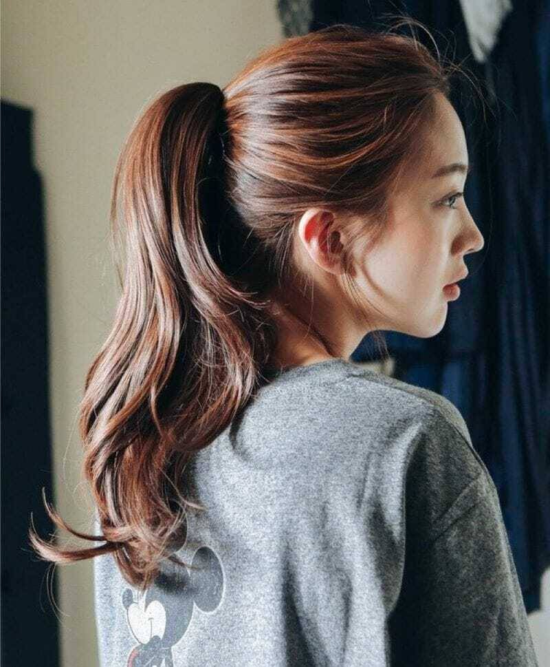 Kiểu tóc đuôi ngựa buộc cao năng động