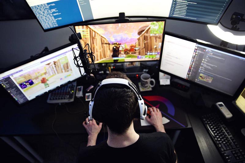 Streamer có thể tận dụng kỹ năng nói chuyện để làm bình luận viên