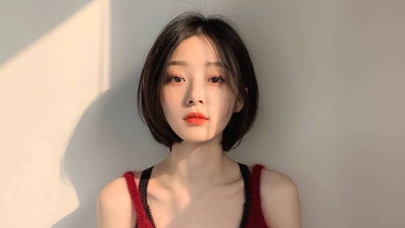 Tóc ngắn ngôi giữa