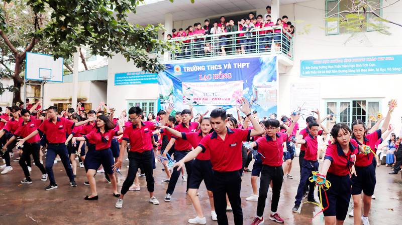 Trường THCS và THPT Lạc Hồng