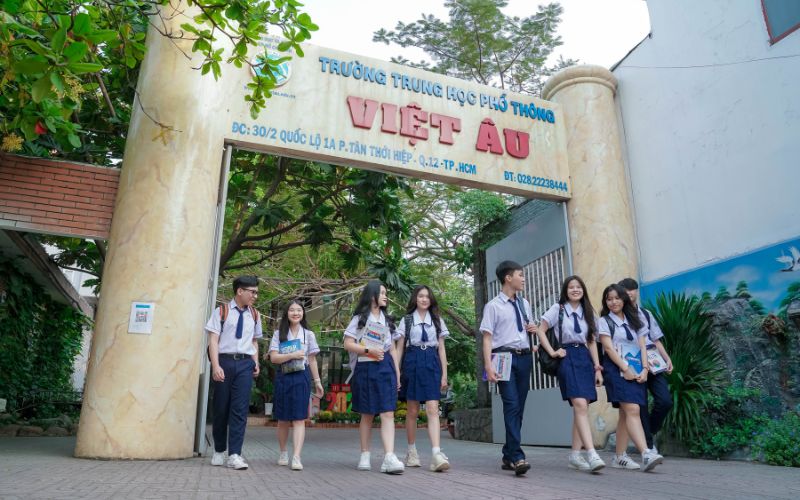 Trường THPT Việt Âu