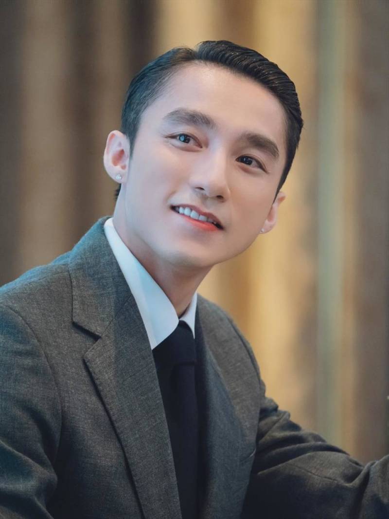 Năm 2013, Sơn Tùng đã ký hợp đồng với Văn Production