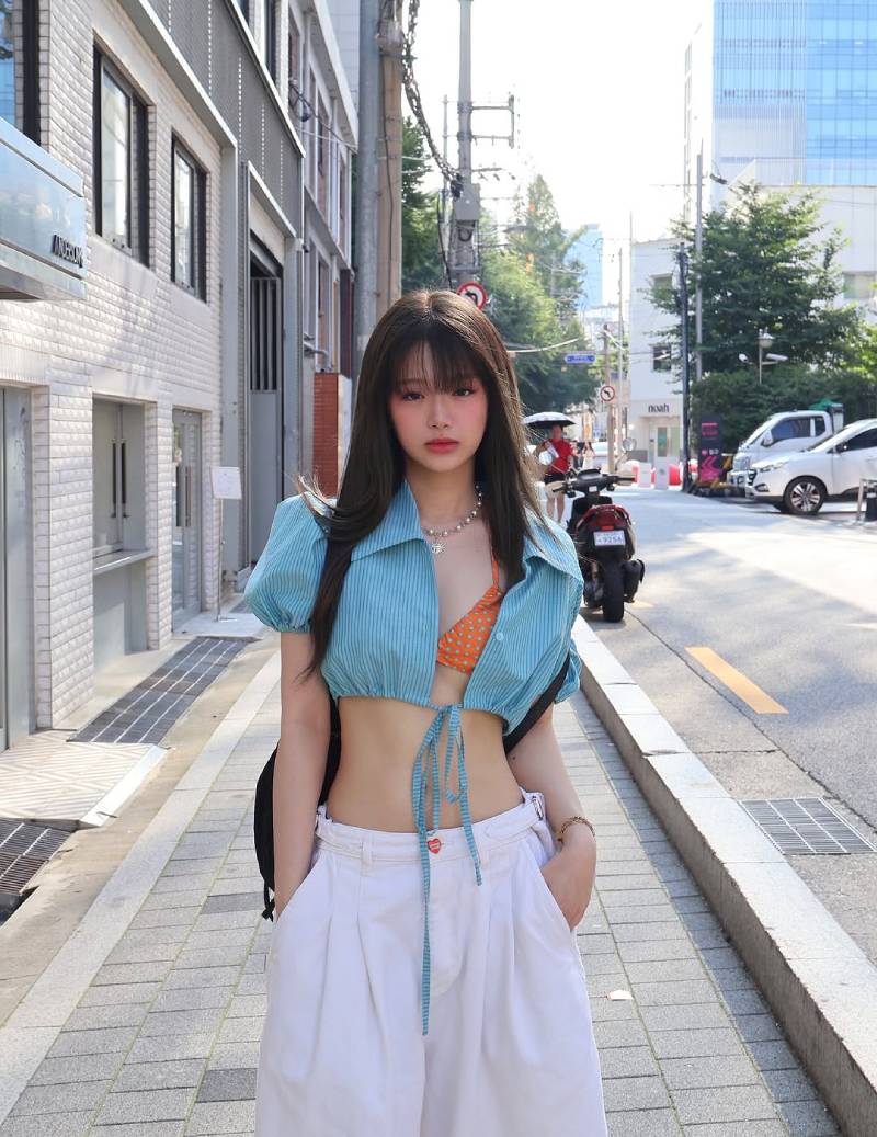 Khoe trọn vòng eo “con kiến” và dáng đồng hồ cát