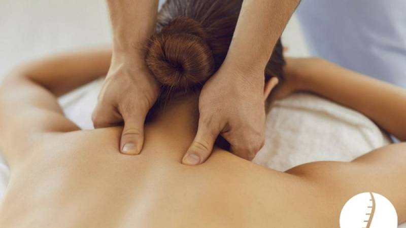 Massage lưng bằng cách vuốt bằng ngón tay cái