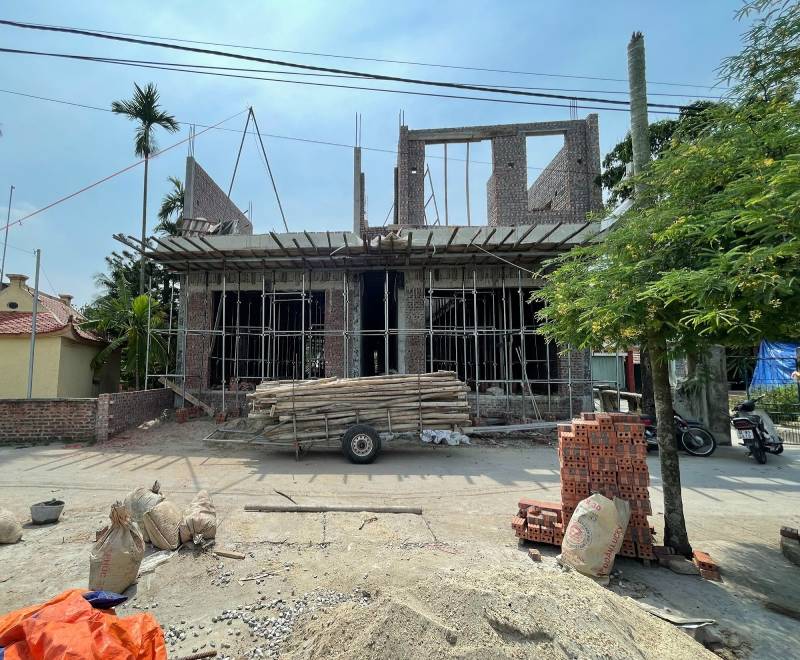 Mẹ may vá, bố bệnh nặng, nhà còn dang dở