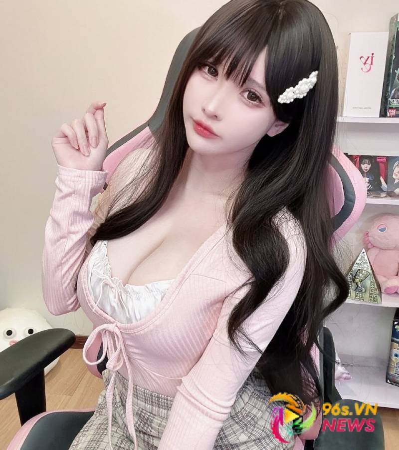 nữ streamer tung hình ảnh quá táo bạo