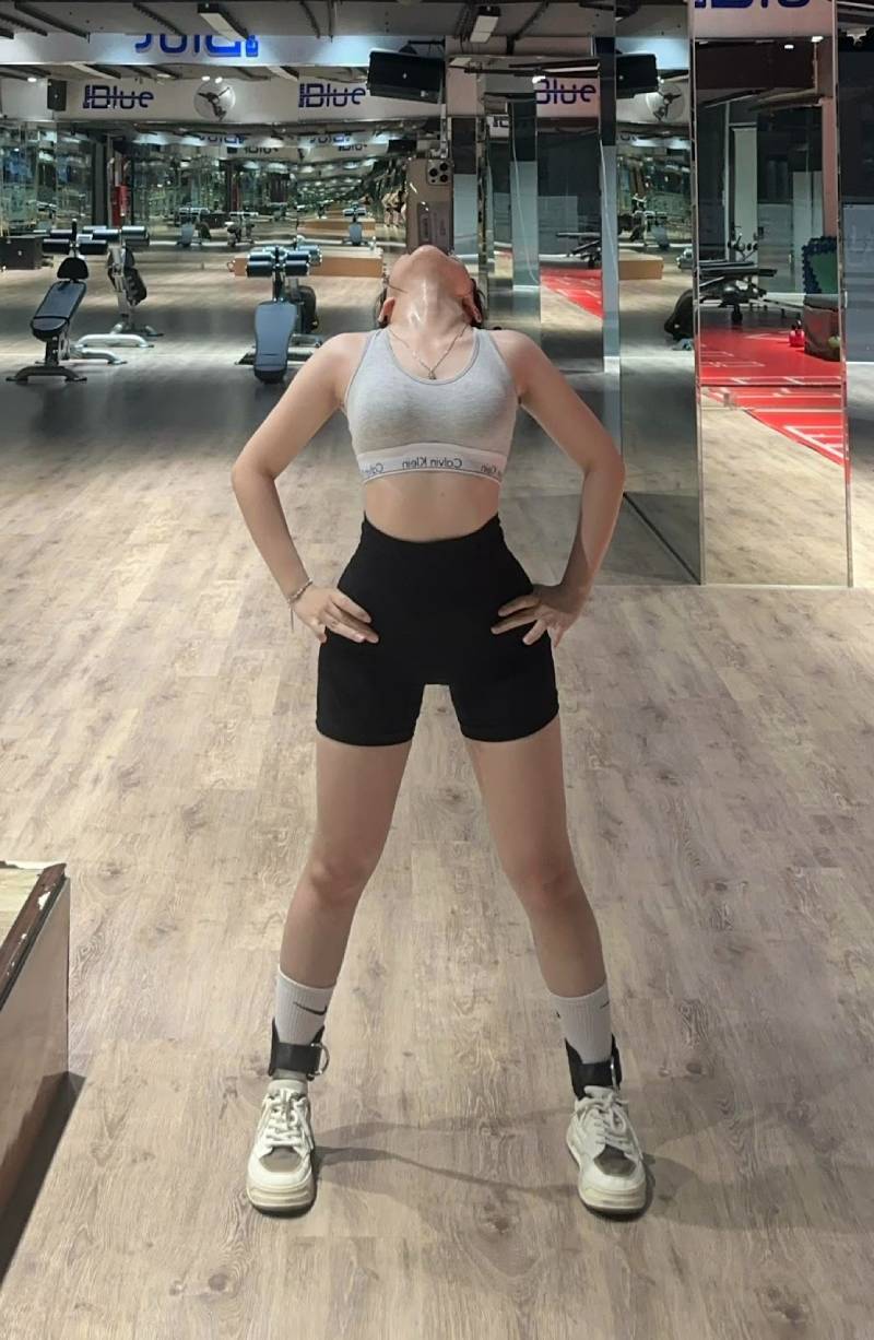 Sự việc kéo áo khoe nội y táo bạo đã làm dấy lên nhiều tranh cãi