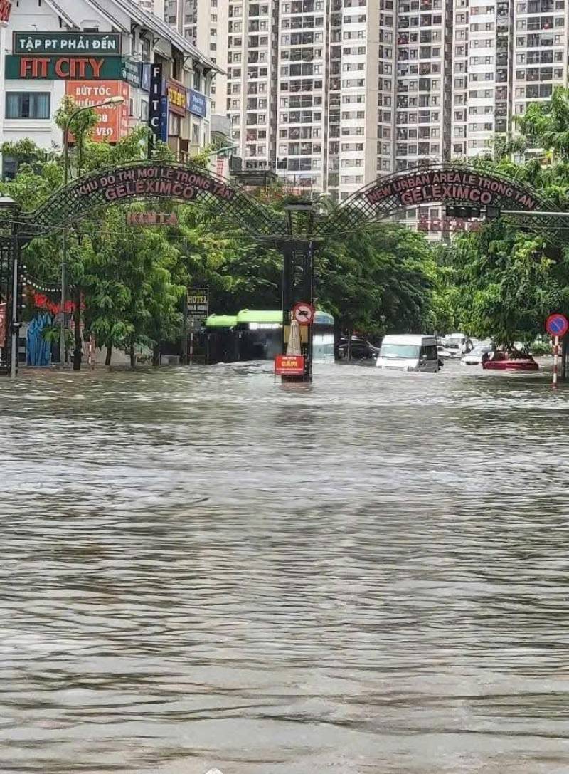 Ngập lụt nghiêm trọng ở Hà Nội