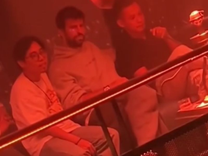 Độ Mixi hút shisha tại quán bar cùng Gerard Piqué
